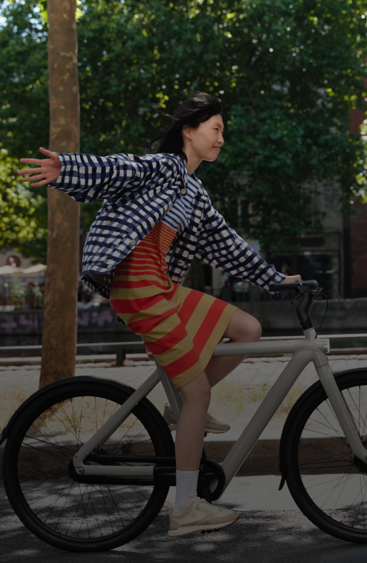 girl-and-boy-on-2-vanmoof-bikes